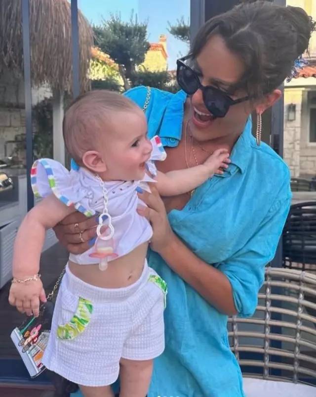 Selin Ciğerci evlat edindiği kızının fotoğraflarını paylaştı 2
