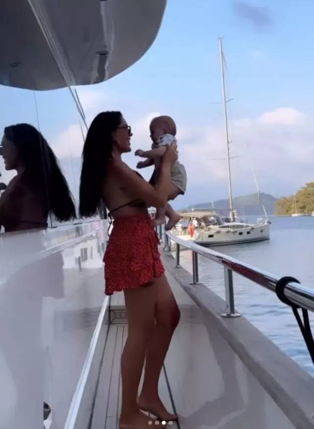 Selin Ciğerci evlat edindiği kızının fotoğraflarını paylaştı 1