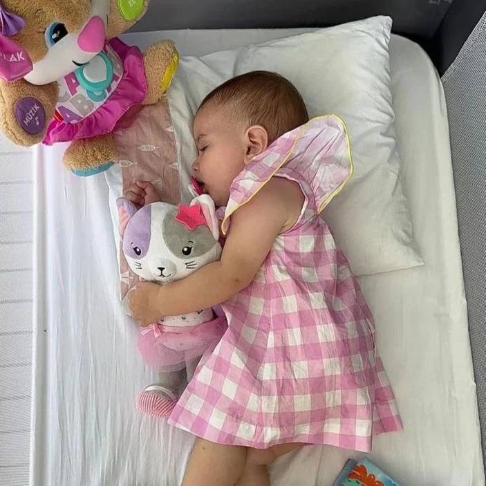 Selin Ciğerci evlat edindiği kızının fotoğraflarını paylaştı 3