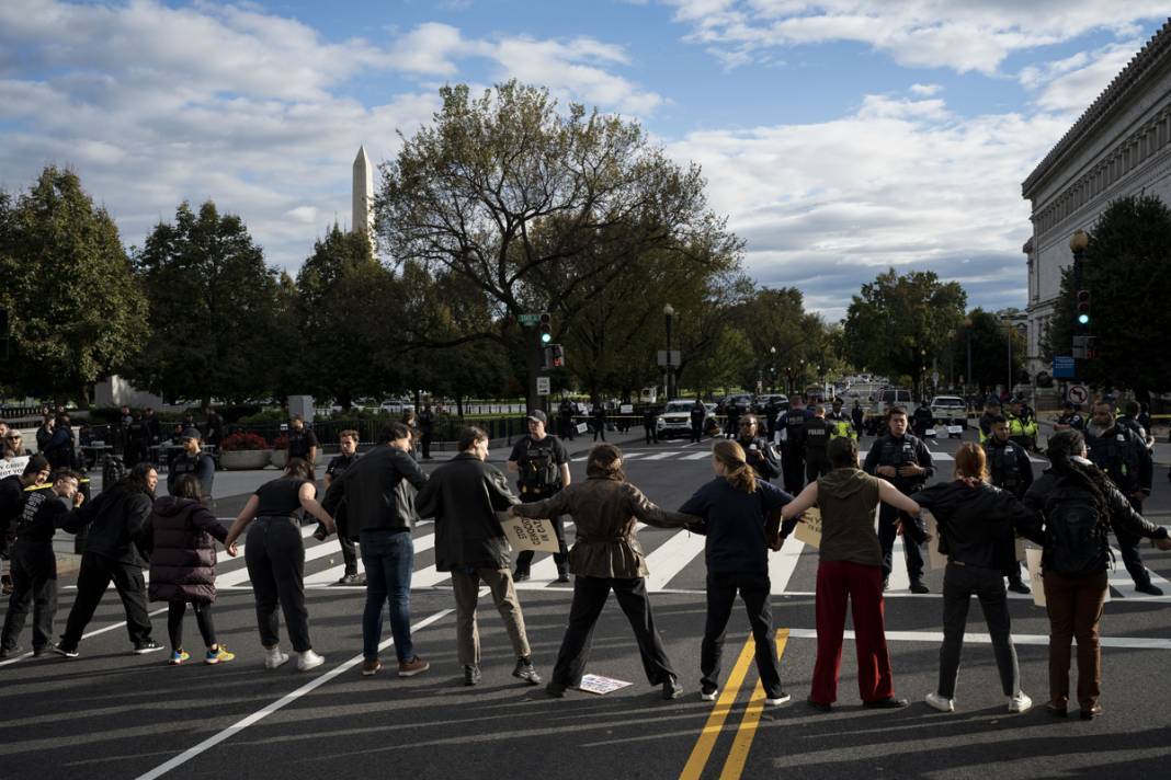 ABD'de yahudi aktivistlerden İsrail protestosu! Beyaz Saray'ı kuşattılar! 1