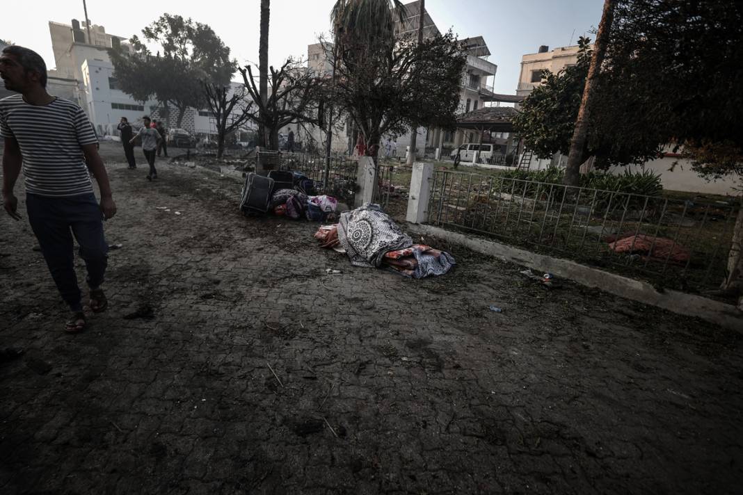 İsrail'in bombaladığı hastanenin içler acısı görüntüleri ortaya çıktı! 3