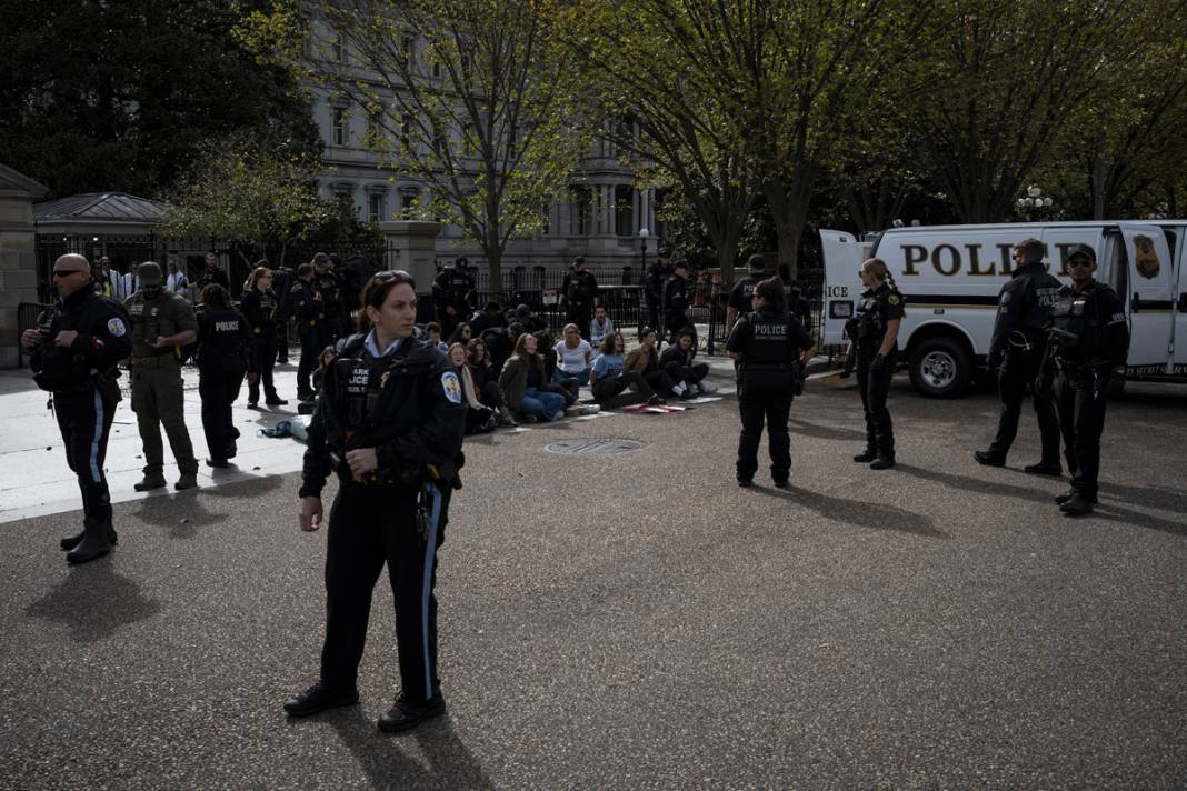 ABD'de yahudi aktivistlerden İsrail protestosu! Beyaz Saray'ı kuşattılar! 4