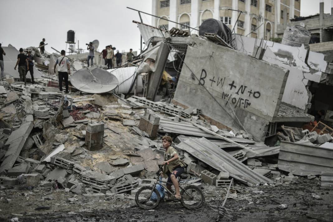 Gazze'den kahreden görüntüler! İsrail bombalar yağdırıyor! 10