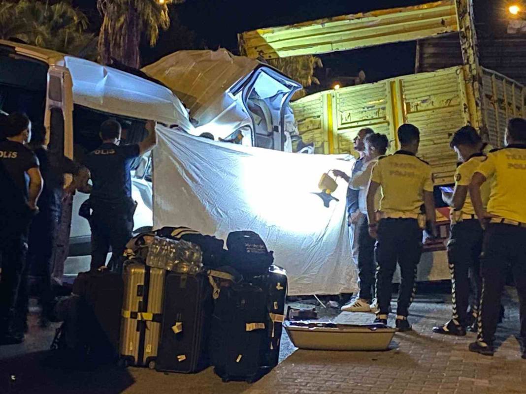 Antalya'da korkunç kaza! İki ölü dokuz yaralı 7