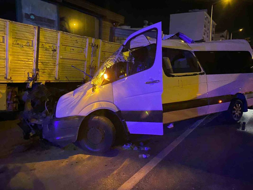 Antalya'da korkunç kaza! İki ölü dokuz yaralı 11