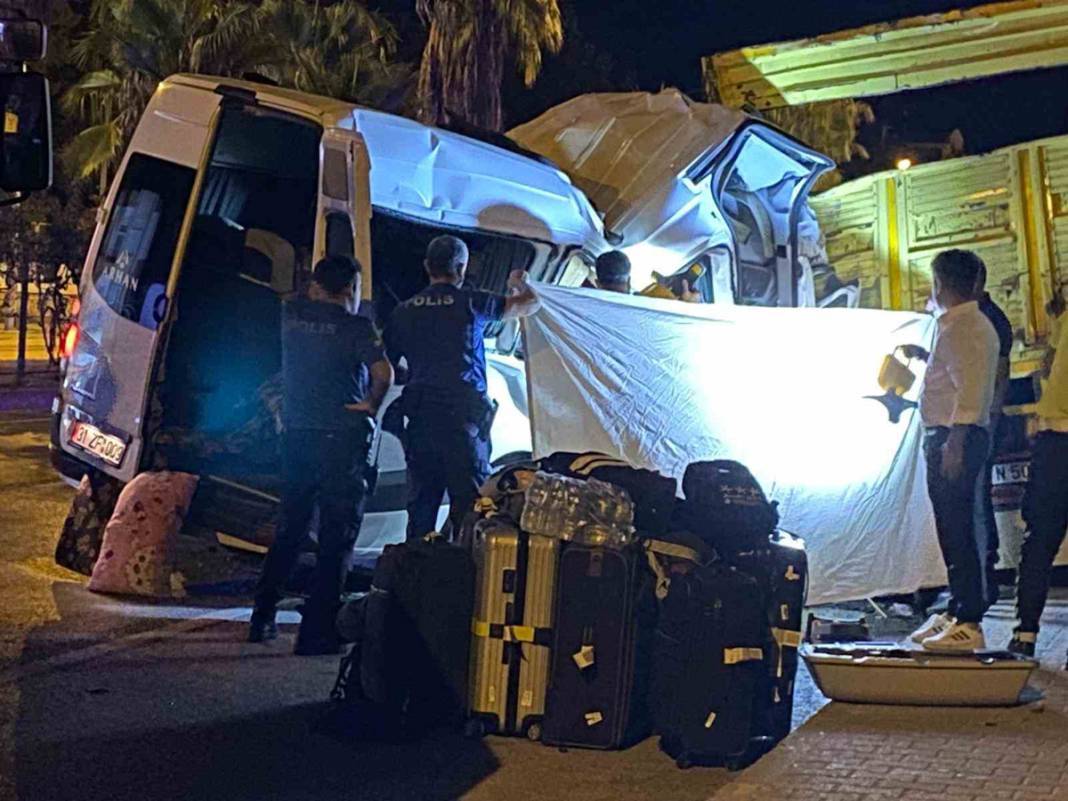 Antalya'da korkunç kaza! İki ölü dokuz yaralı 3
