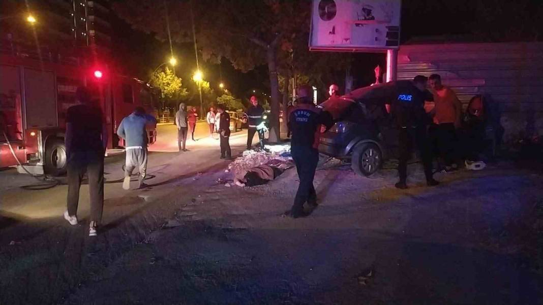 Çorum'da kan donduran kaza! Araba hurdaya döndü, 3 kişi hayatını kaybetti 7