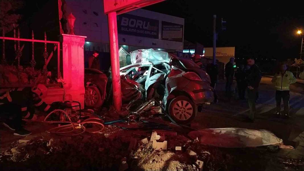 Çorum'da kan donduran kaza! Araba hurdaya döndü, 3 kişi hayatını kaybetti 9