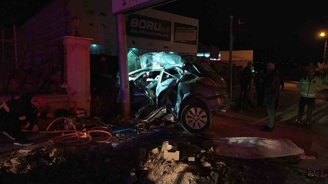 Çorum'da kan donduran kaza! Araba hurdaya döndü, 3 kişi hayatını kaybetti 11