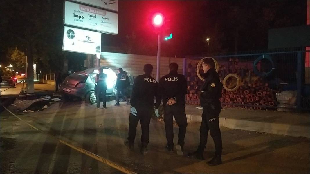 Çorum'da kan donduran kaza! Araba hurdaya döndü, 3 kişi hayatını kaybetti 5