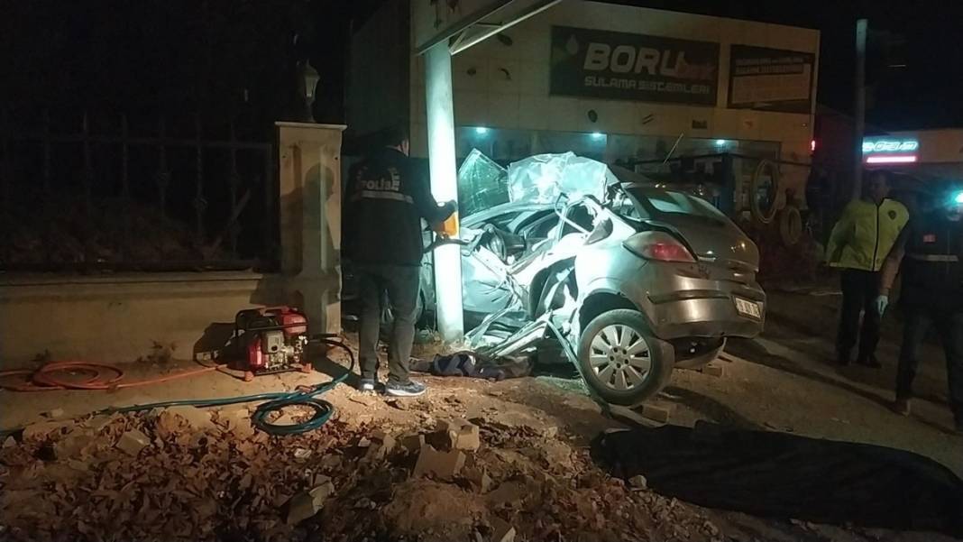 Çorum'da kan donduran kaza! Araba hurdaya döndü, 3 kişi hayatını kaybetti 1