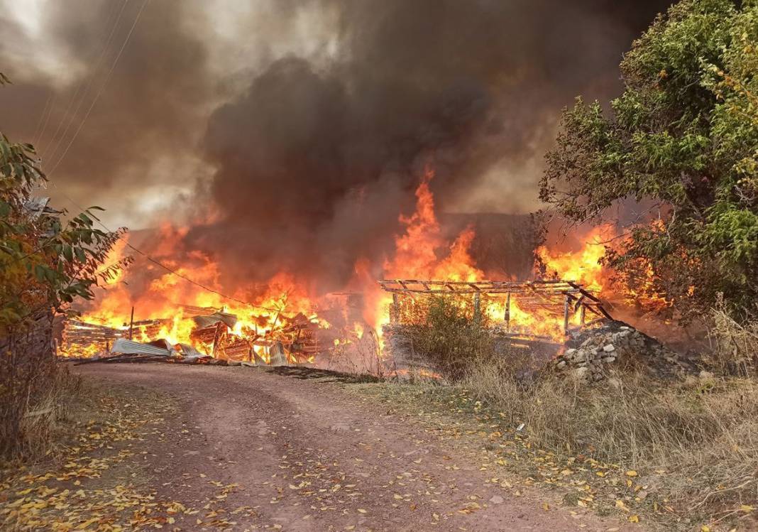 Kastamonu'da yangın felaketi! Tam 40 evi yaktı geçti! 10