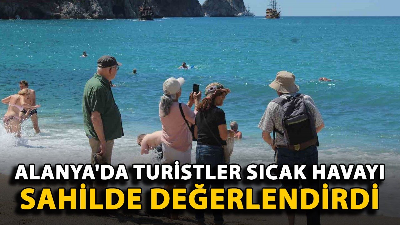Alanya'da turistler sıcak havayı sahilde değerlendirdi