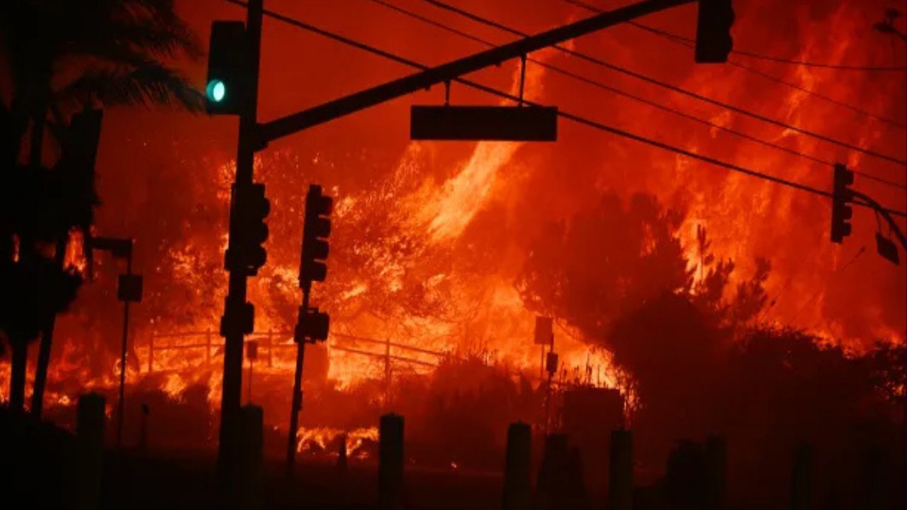 Los Angeles'ta Orman Yangını Korku Yarattı: 30 Bin Kişiye Tahliye Emri!