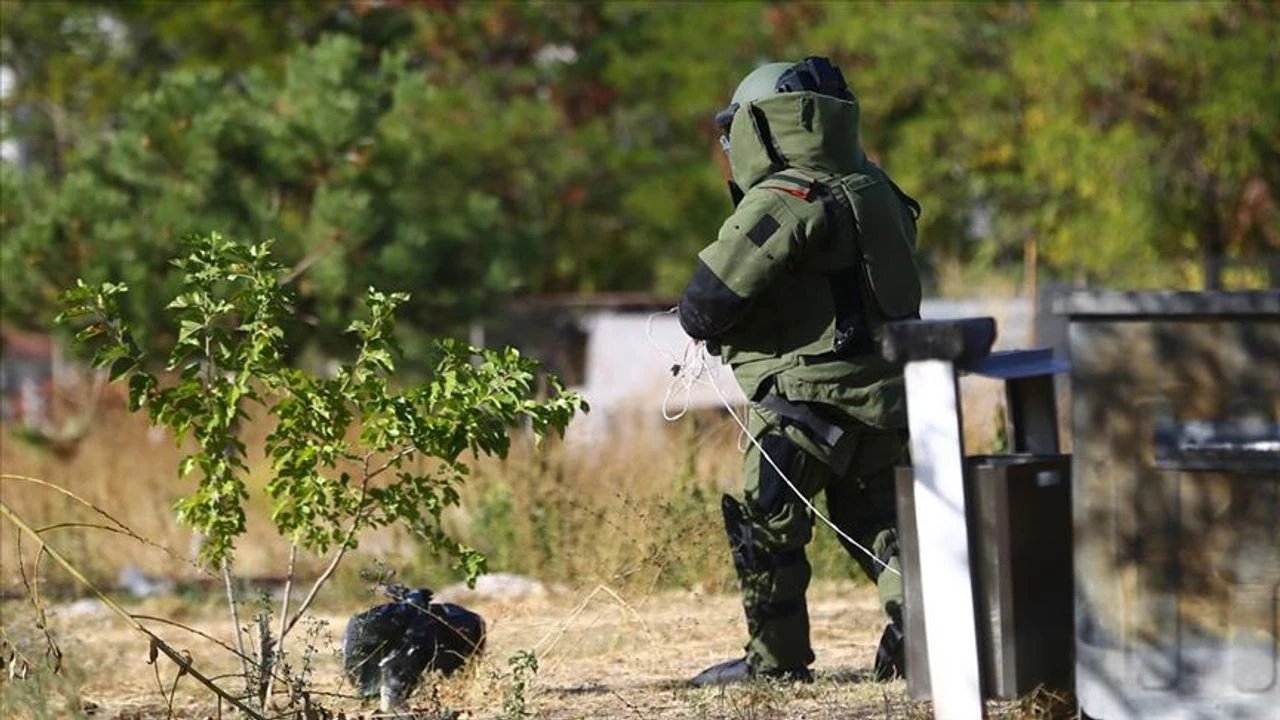 Antalya’da Şüpheli Çanta Alarmı! Bomba İmha Ekipleri Fünye ile Patlattı