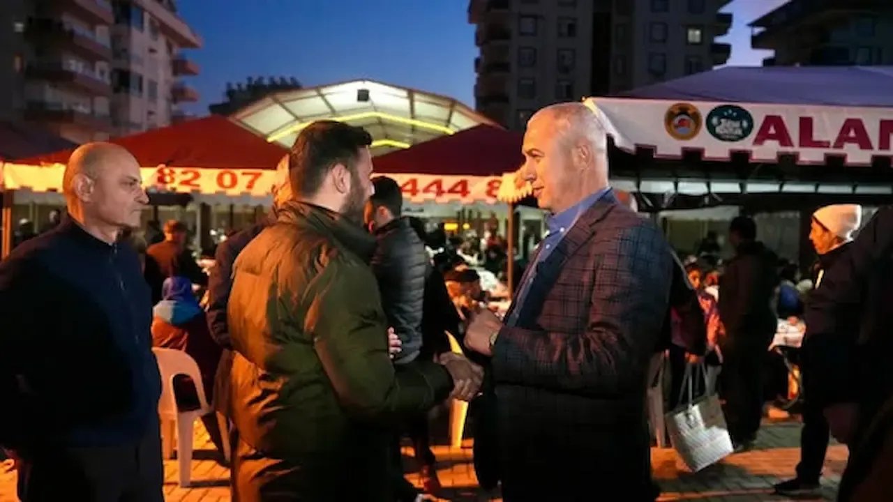 Alanya Belediye Başkanı iftar yaptı, talep dinledi