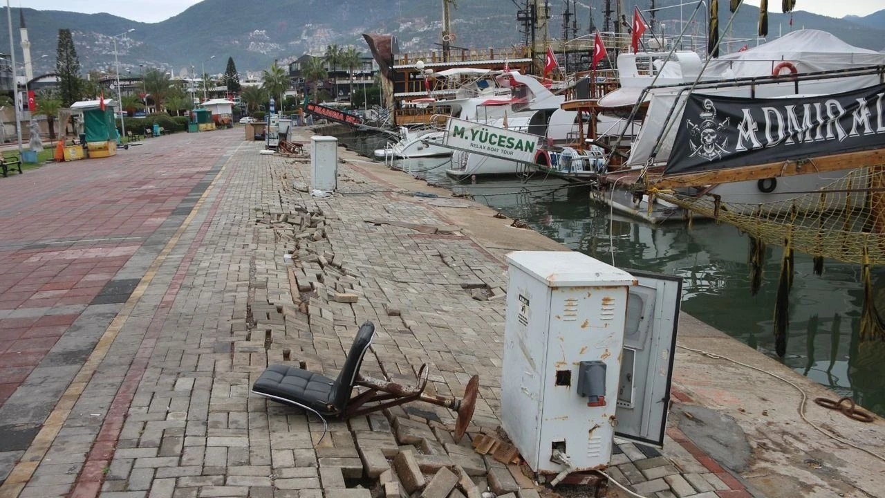 Alanya İskelesinde Tehlike Büyüyor: Siyasilerden Acil Müdahale Çağrısı