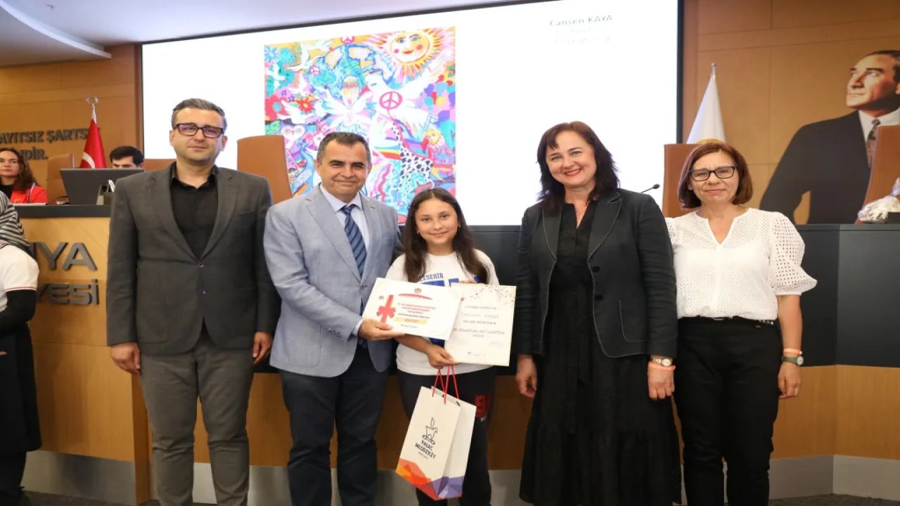 Alanya’da 23 Nisan’a Damga Vuran Anlar: Başkan Özçelik Minikleri Makamda Ağırladı