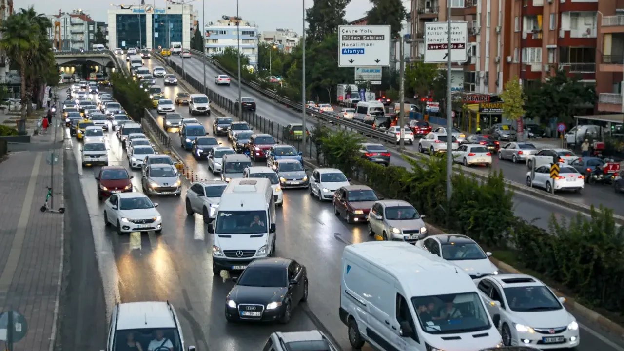 Alanya'da Bayram Dönüşü D-400’de Uzun Araç Kuyrukları