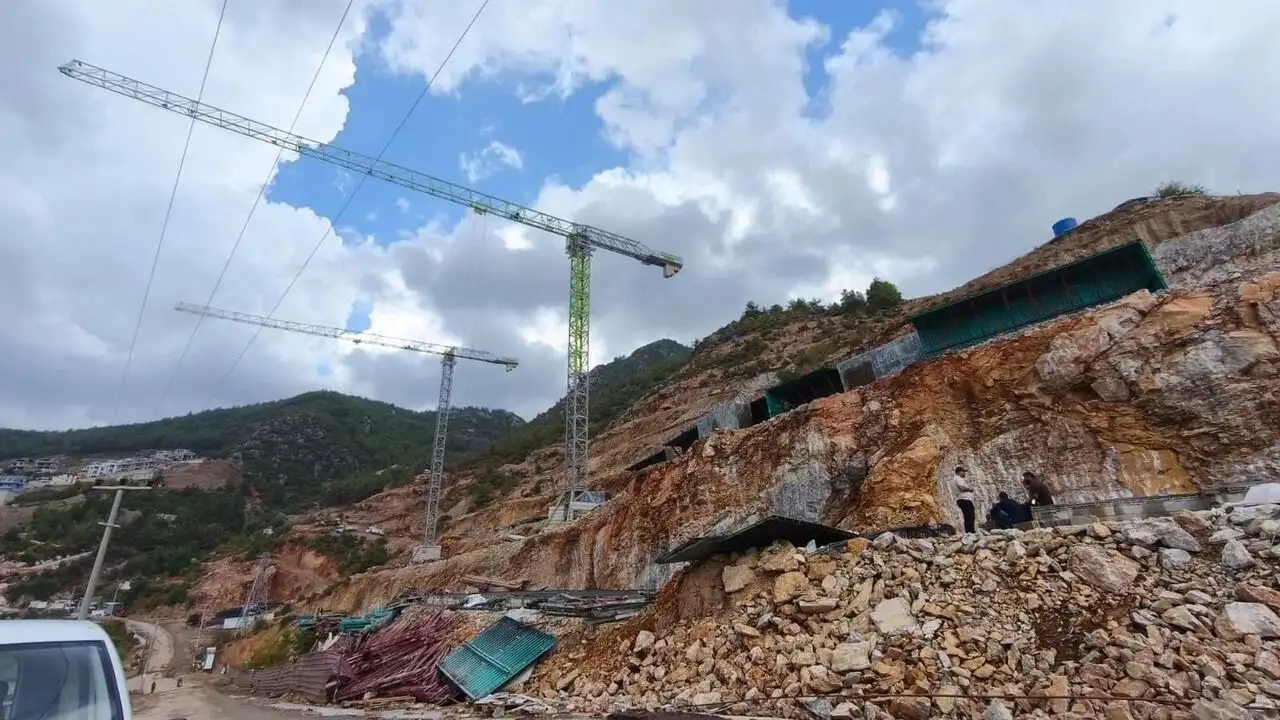 Alanya Tepe Yolu ilk yağışta çamura gömüldü: Mahalleli önlem bekliyor