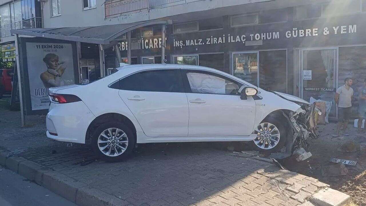 Alanya’da feci kaza: Otomobil yayaya ve durakta bekleyenlere çarptı, 3 yaralı