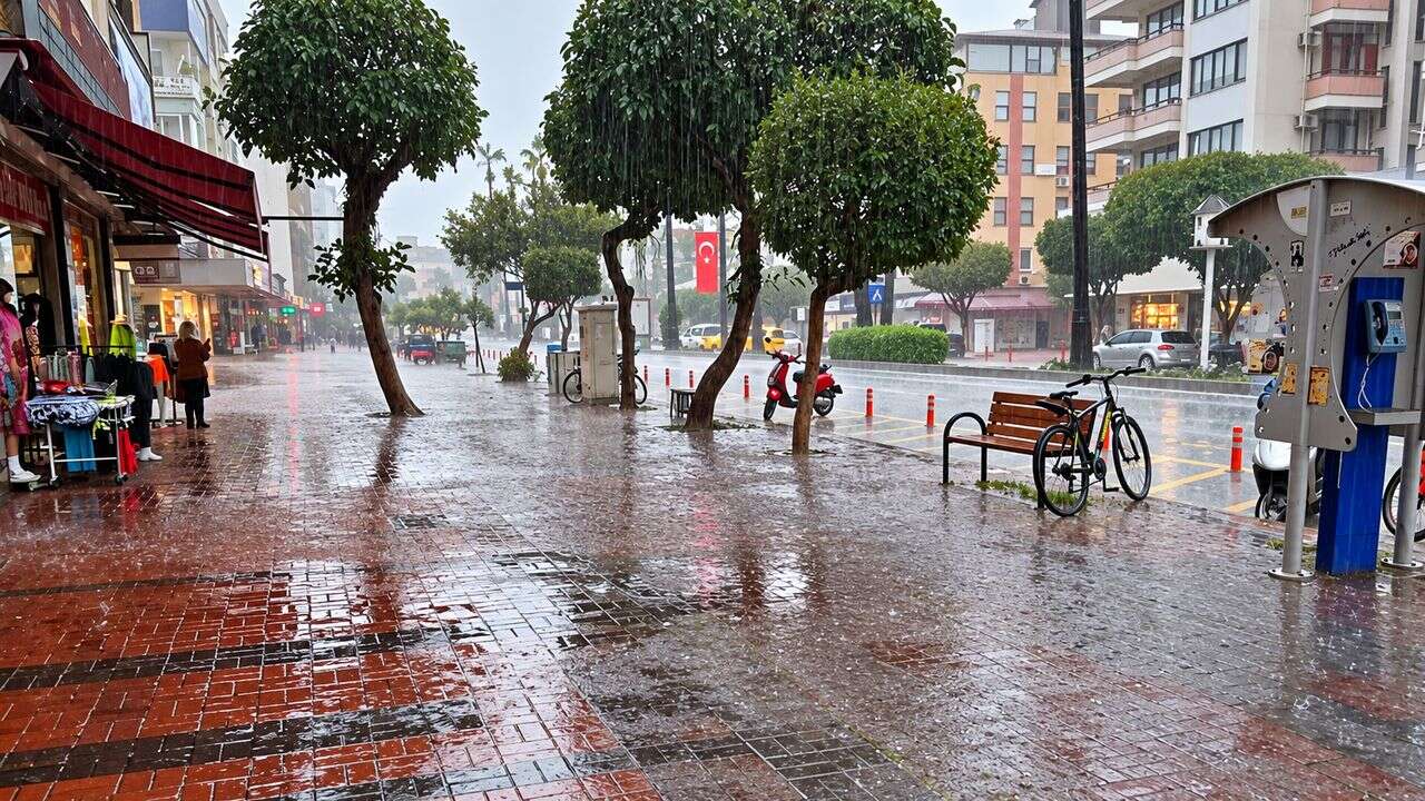 Alanya’da bugün hava değişiyor: Şiddetli sağanak ve şimşek uyarısı