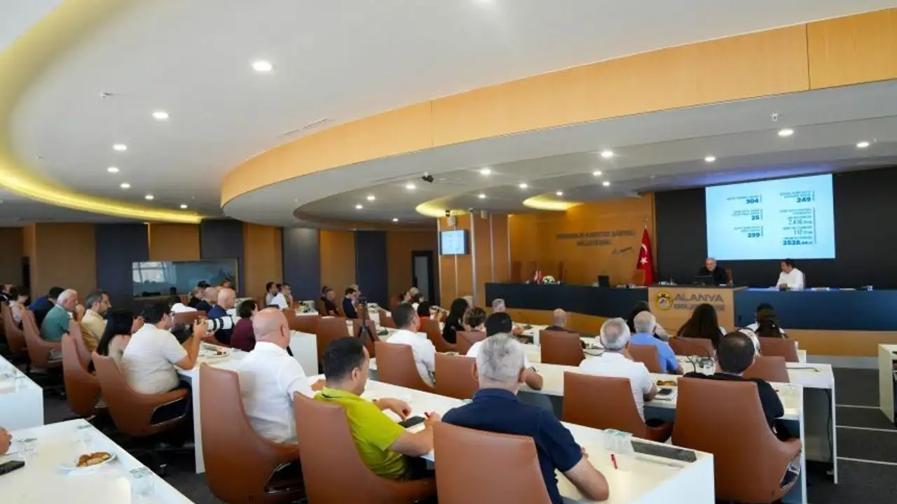 Alanya Belediye Meclisi’nde CHP’den toplu istifa: 22 üye Yeni Parti’ye geçti