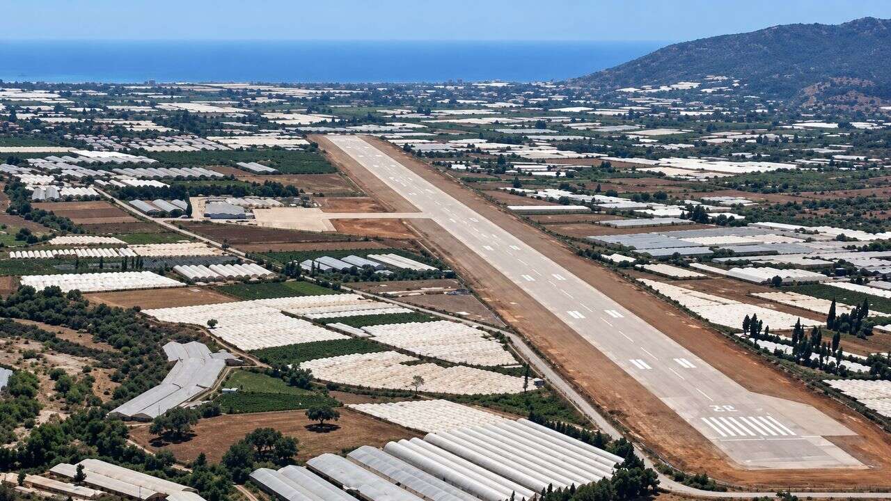 THY’nin Gazipaşa uçağı hava koşulları nedeniyle Antalya’ya indi