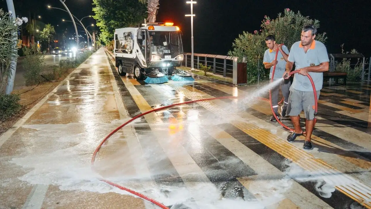 Alanya’da kapsamlı temizlik seferberliği: Yollar yıkanıyor, kent nefes alıyor