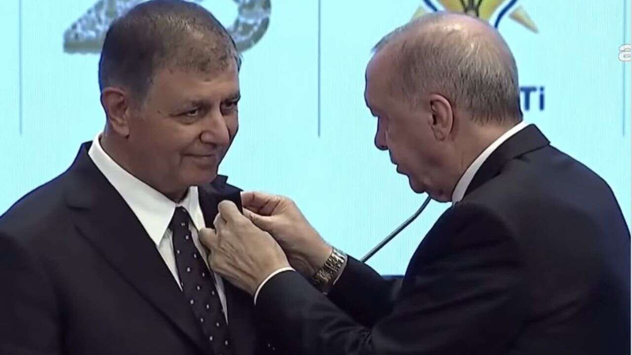 Cemil Tugay AK Parti’ye katıldı: Rozetini Erdoğan taktı