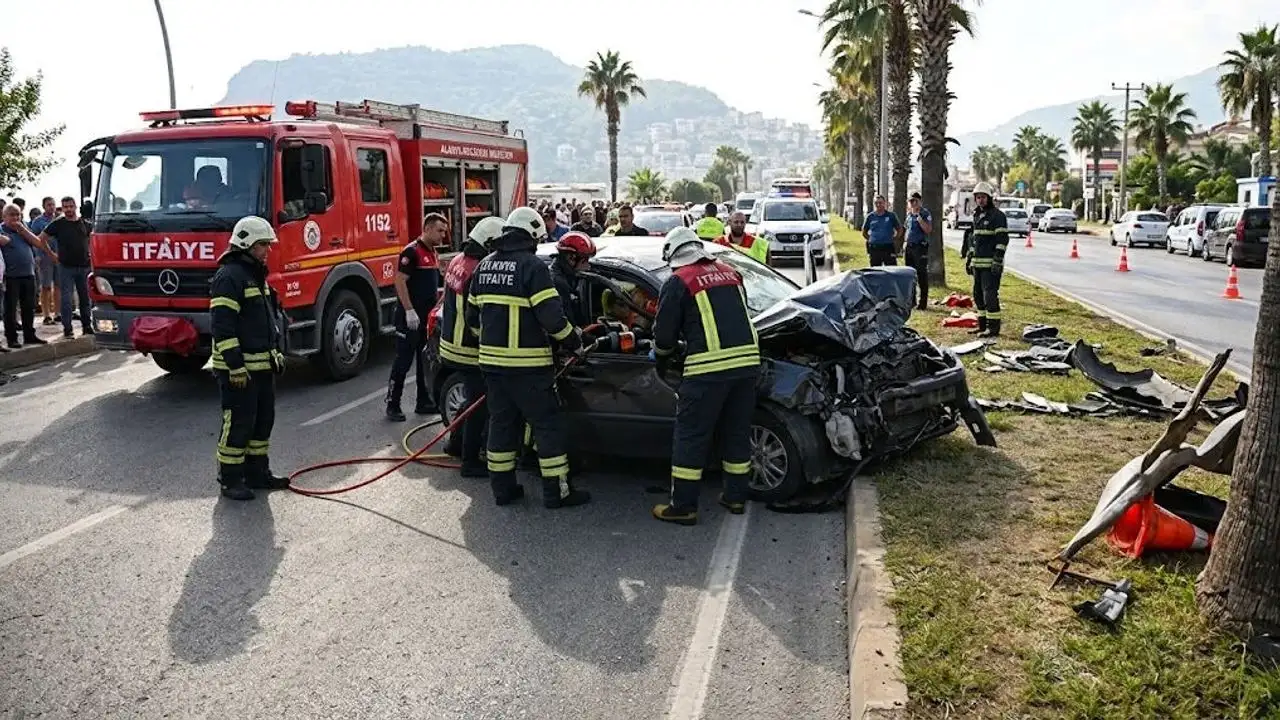 SON DAKİKA! Alanya’da feci kaza: Araçta sıkışan yolcuyu itfaiye kurtardı