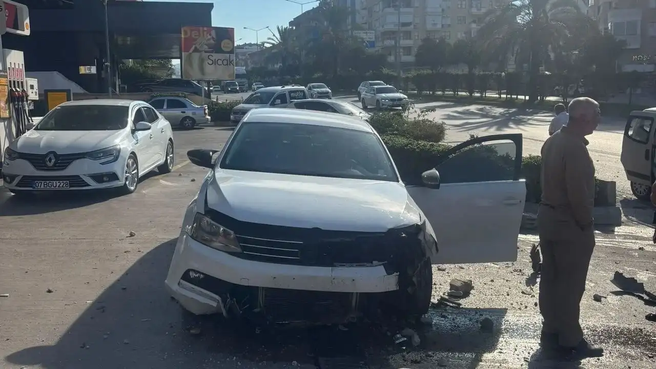 Alanya’da Otomobil Akaryakıt İstasyonuna Daldı