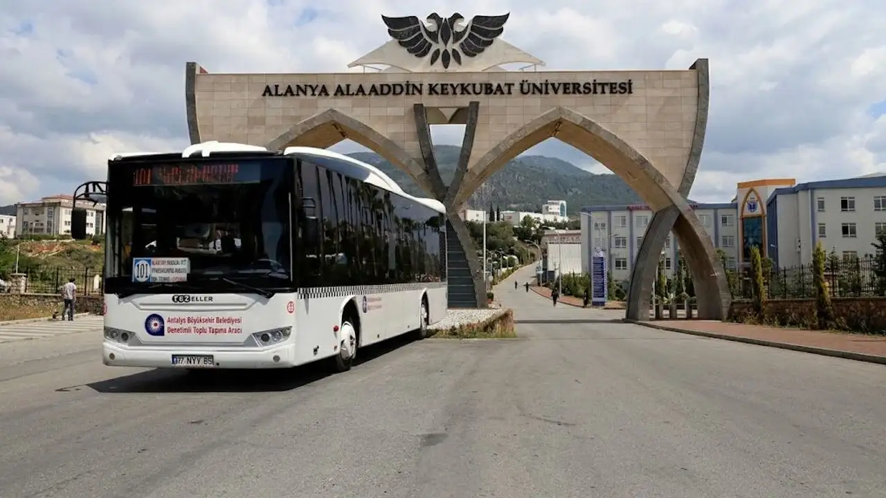 ALKÜ Öğrencileri Her Gün Bu Yokuşu Çıkıyor: Fakültelerine Ulaşım İstiyorlar