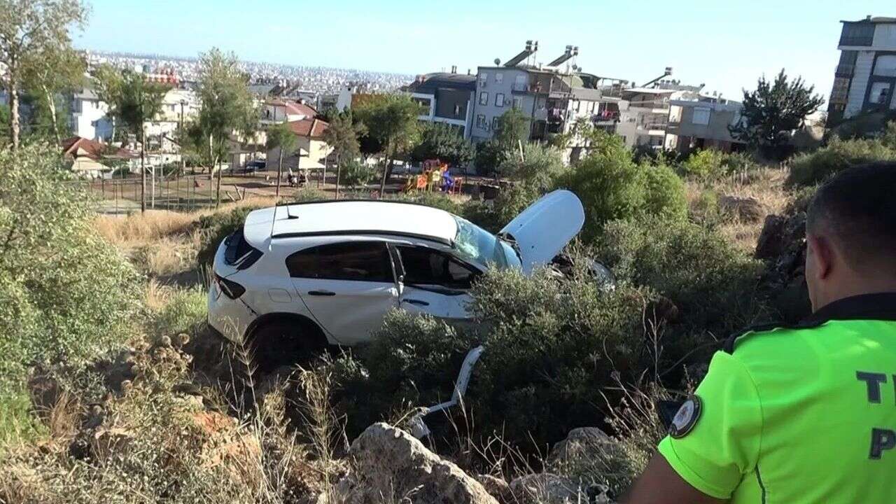 Antalya’da Otomobil 30 Metre Aşağıya Yuvarlandı, Sürücü Araçta Mahsur Kaldı