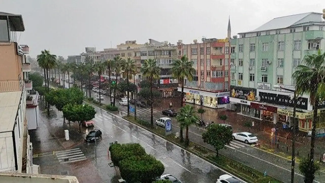 Alanya ve Çevre İlçelere Şiddetli Yağış Uyarısı, Metrekareye 100 Kilogram Yağış Bekleniyor