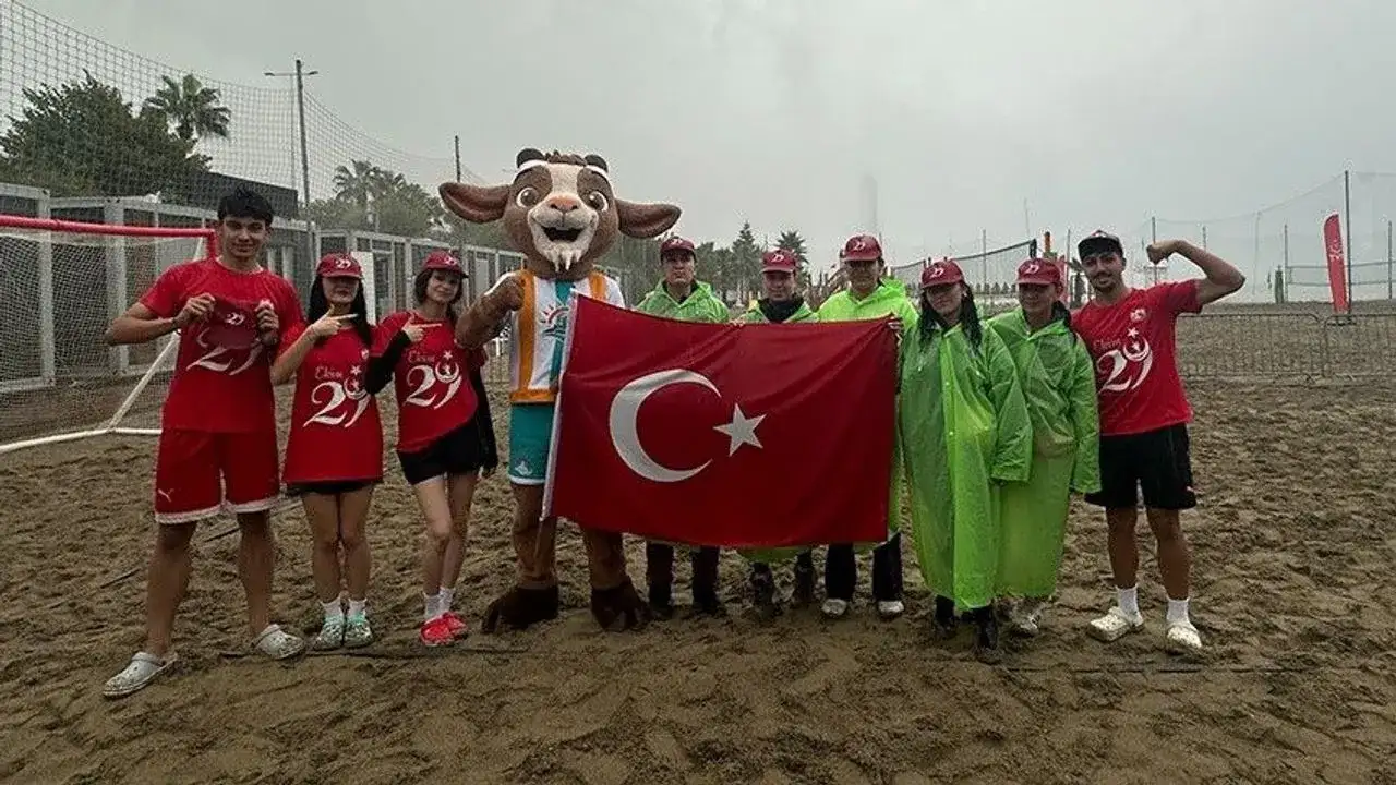 ALKÜ’lü 200 öğrenci Cumhuriyet Bayramı’nı bayraklarla kutladı