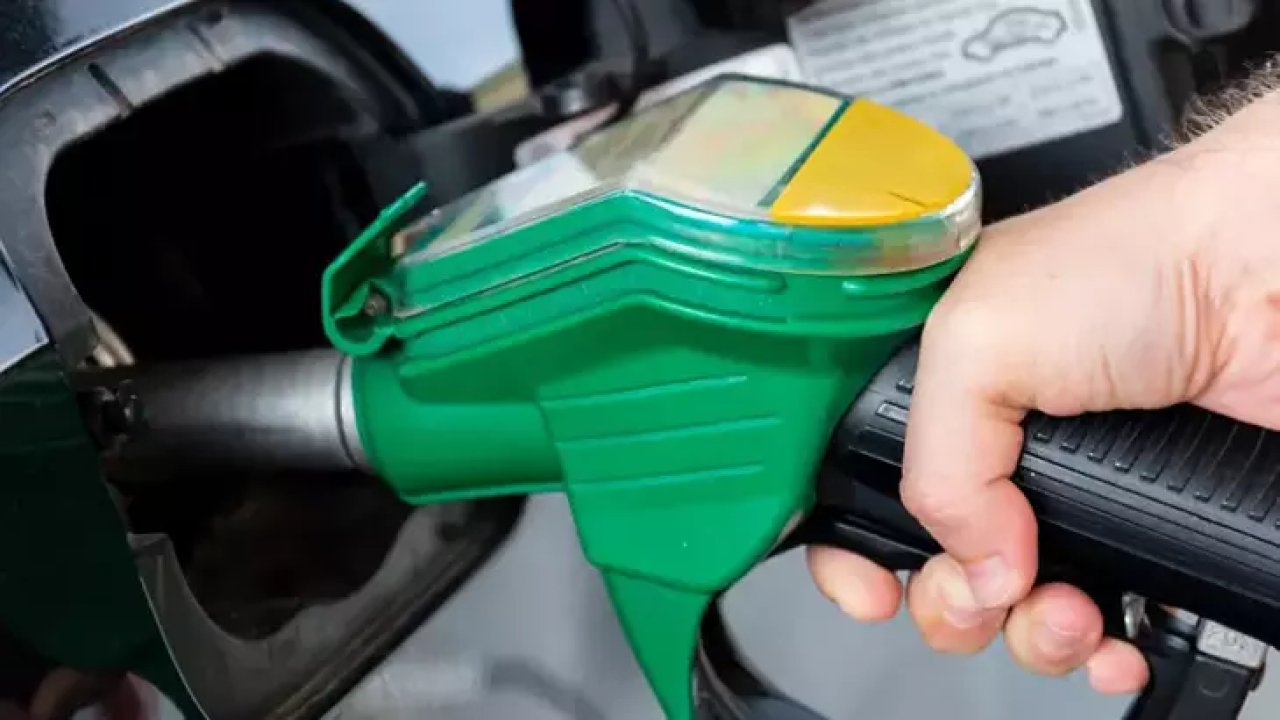 Araç sahiplerine müjde! Benzine bir indirim daha!