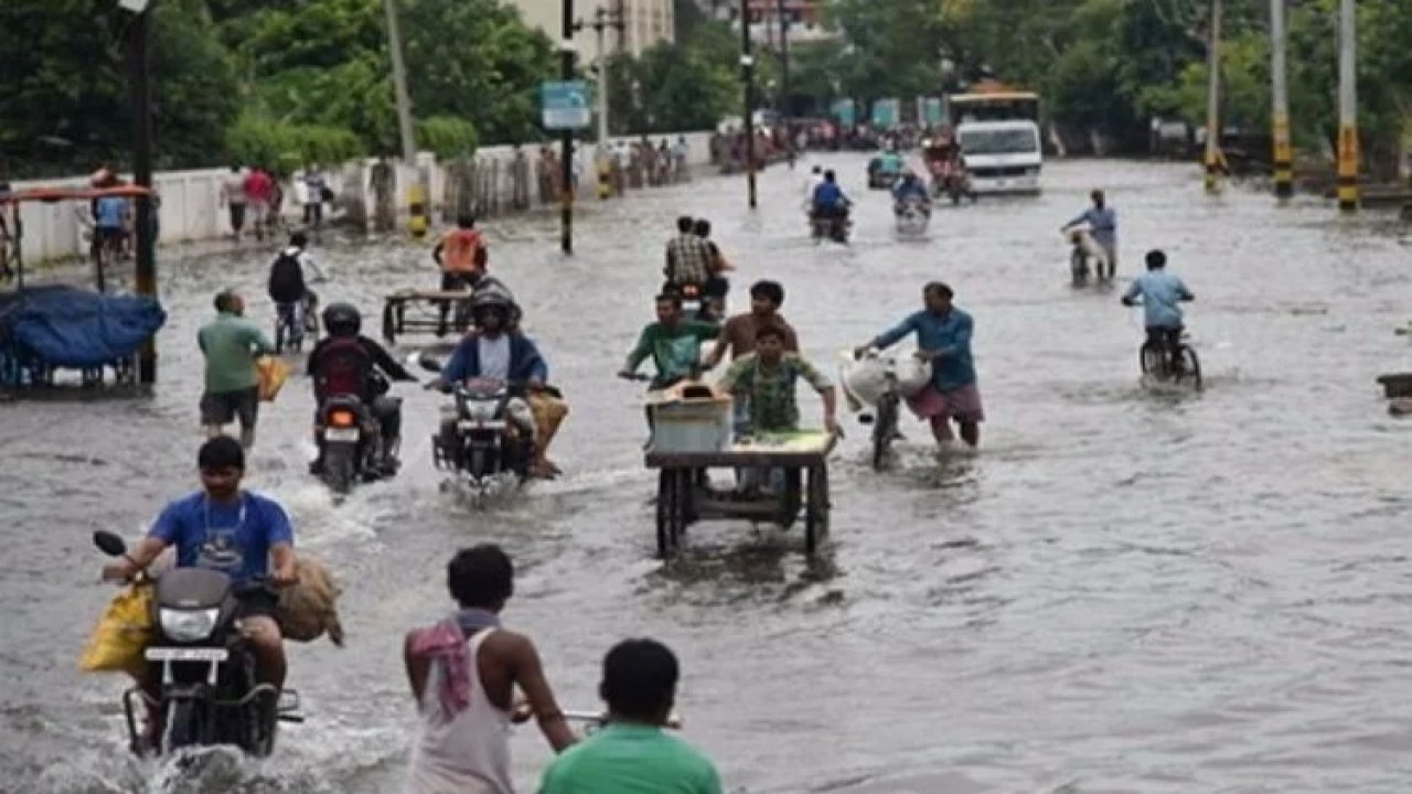 Hindistan'da sel felaketinin bilançosu ağırlaşıyor