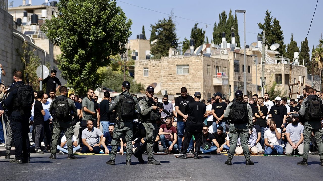 İsrail polisi Mescid-i Aksa'da namaz kılmak isteyenlere saldırdı