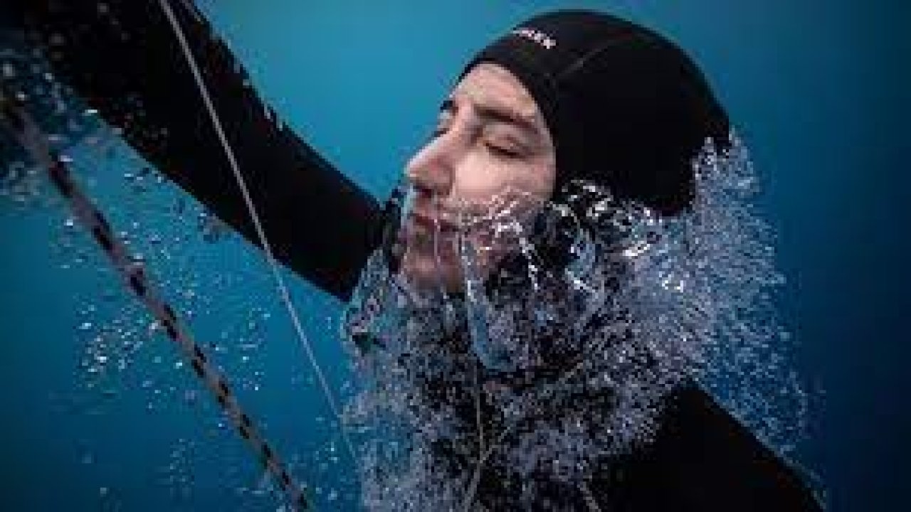 Şahika Ercümen, Hatay için 106 metreye dalarak dünya rekorunu kırdı!