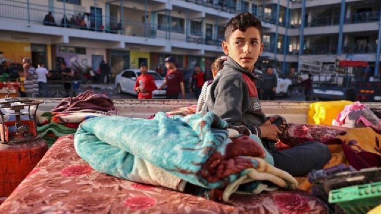 Gazze'de çocuklar isimlerini eline yazıyor!