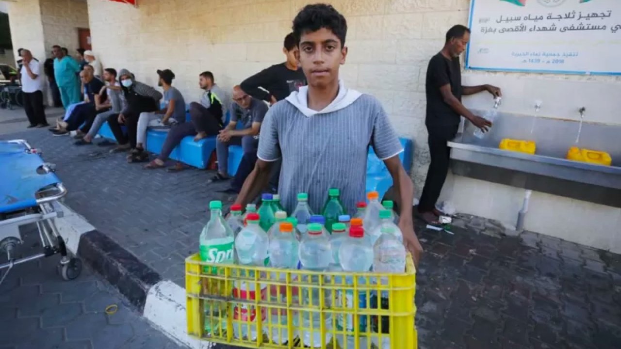 Gazzeliler suya ulaşmakta zorluk yaşıyor! Kirli su karaborsada!