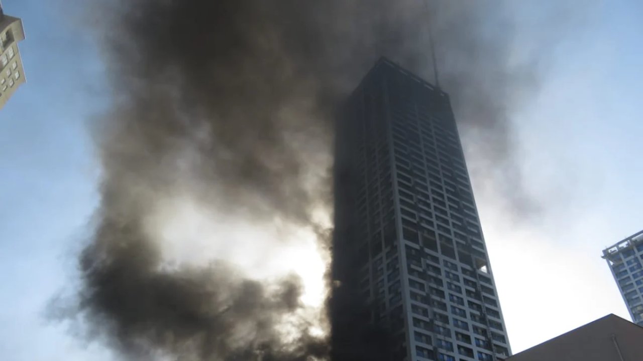 İstanbul'da dumanlar yükseldi! İnşaat halindeki bina alev alev yandı!