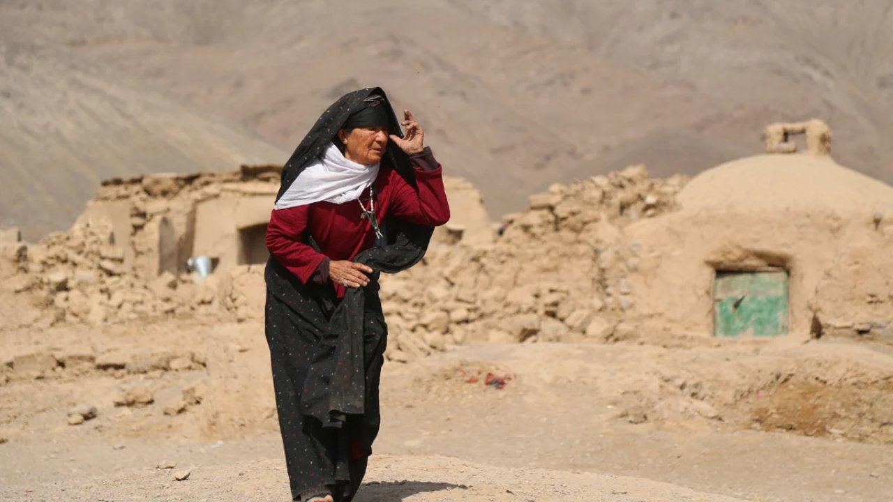 Afganistan'da meydana gelen depremde enkaz altında kalanların yüzde 90'ı kadındı