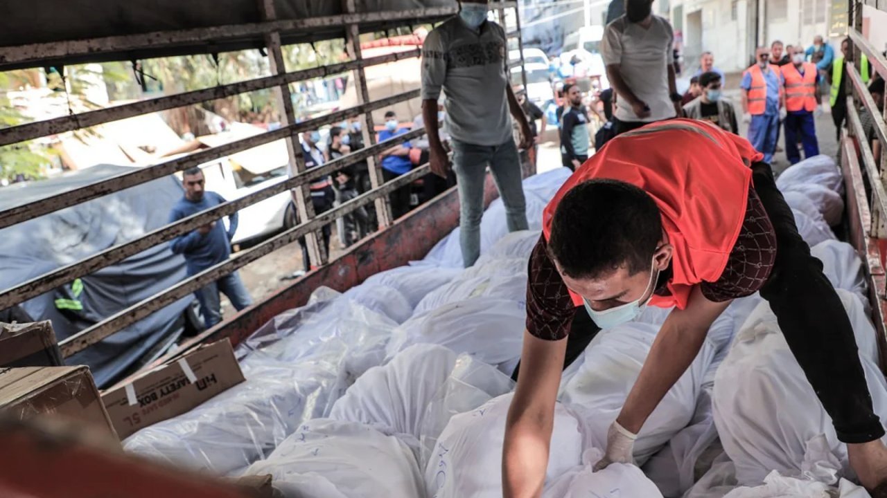 Gazze'de durum içler acısı: Bir kefende dört ceset!