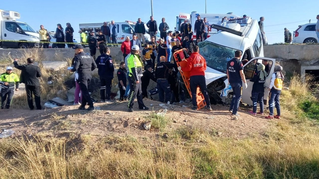 Aksaray Ankara yolunda korkunç kaza! 17 kişi yaralandı