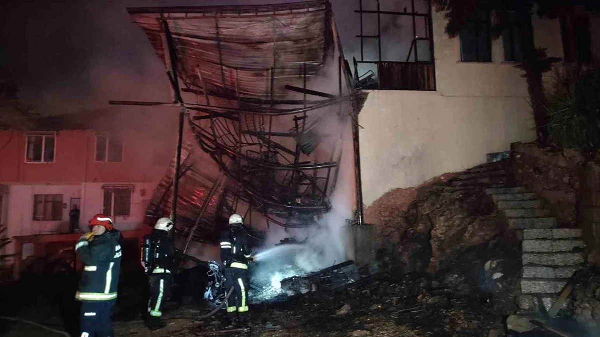 Antalya'da korkutan yangın! Evin tamamı kullanılamaz hale geldi