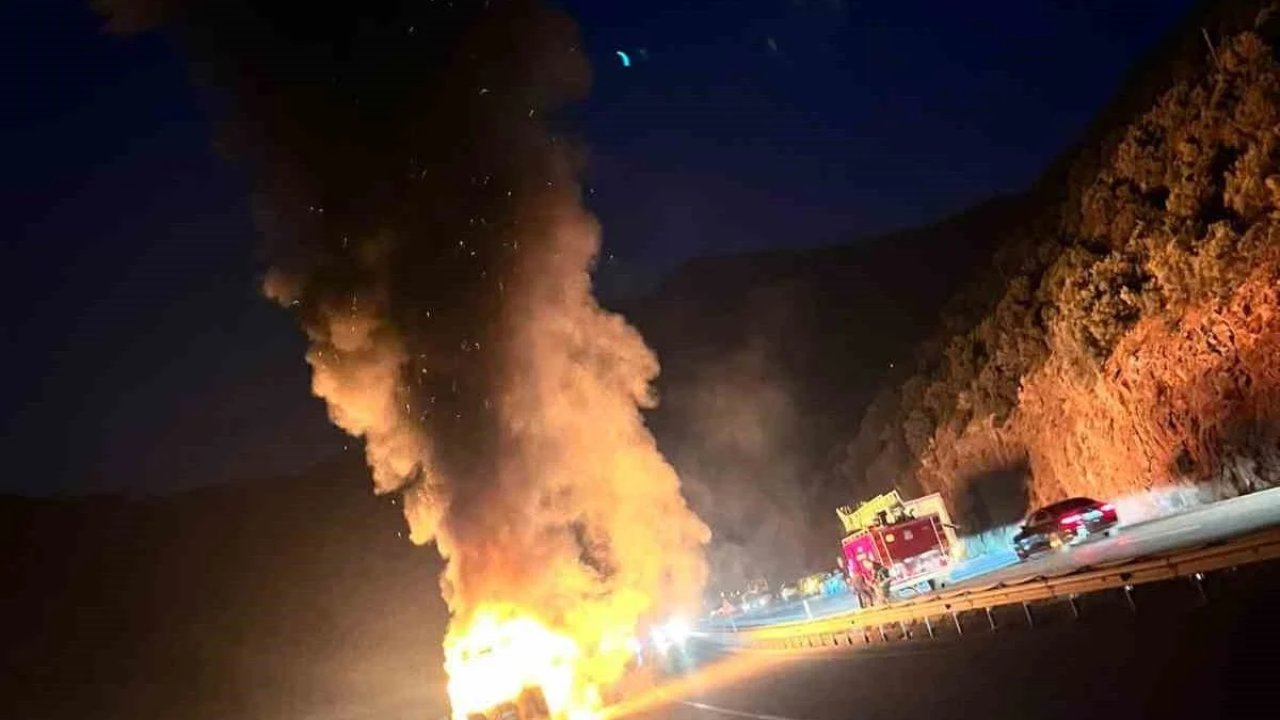 Antalya'da seyir halindeki otobüste yangın çıktı
