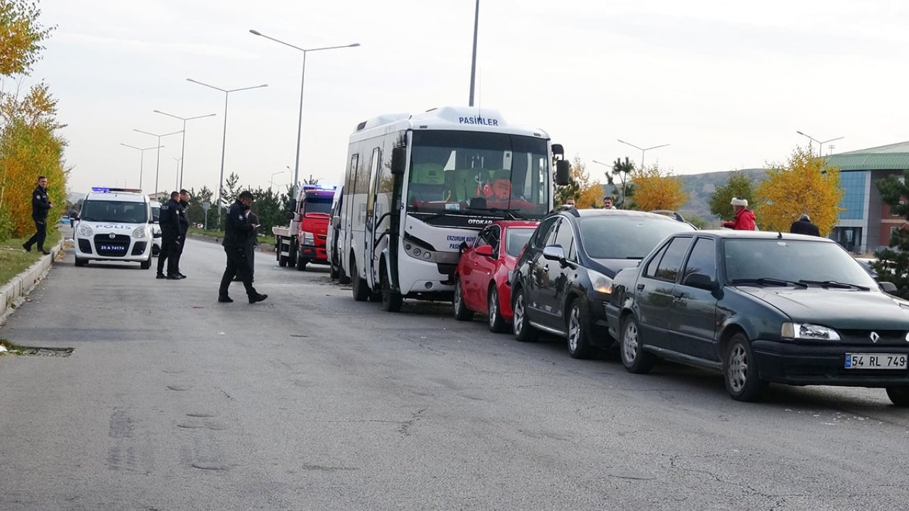 Minibüsün, otobüse çarpması ile 5 araç zincirleme kaza yaptı