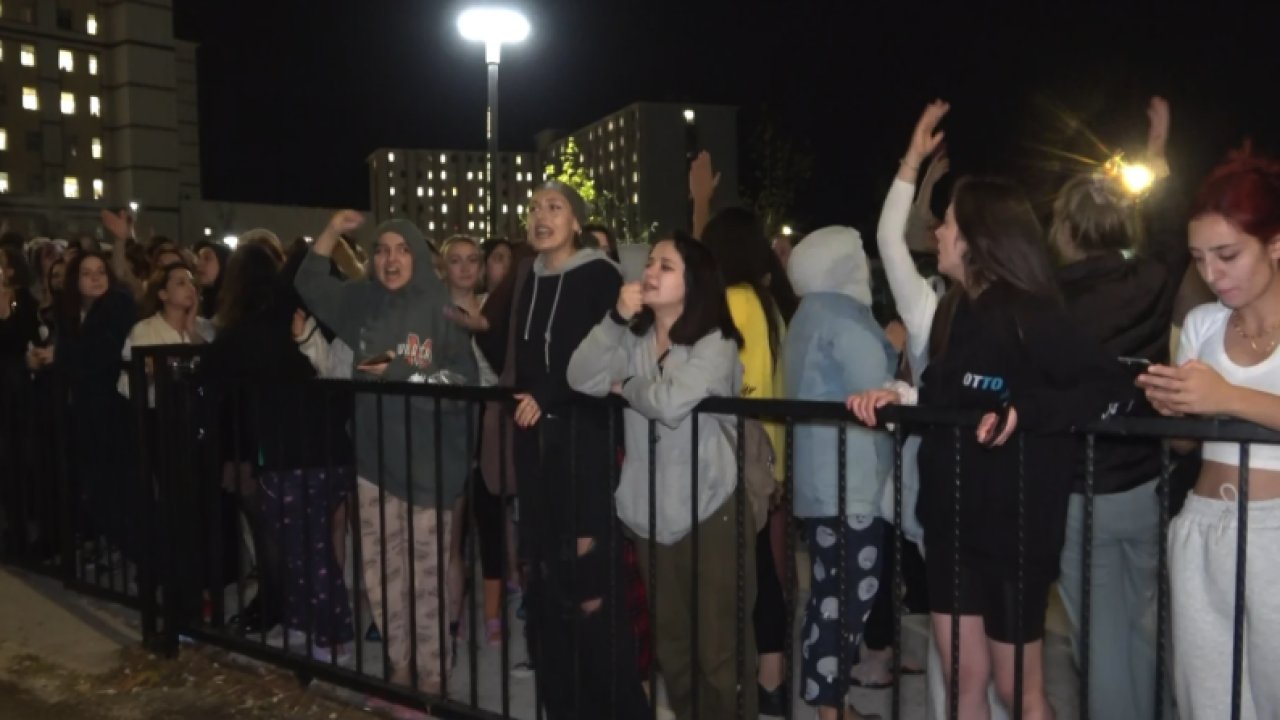 Öğrenci Zeren Ertaş'ın bakımsız asansör nedeniyle hayatını kaybetmesine protesto: "Ölmeye değil okumaya geldik"